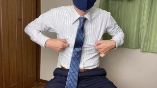 [Japonský chlapec] Vysokoškolák útočí na bradavky z obleku