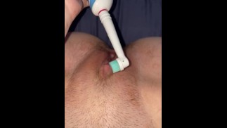 Watch me cum from a toothbrush! (Anny_Baily)
