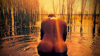 Bathing naked. 4К.