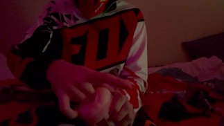 21yo MX Gearhed playing in his gear and strokes his dick with a fleshlight