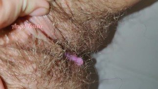 Do you want to know how a woman inserts a menstrual cup into her vagina?  Look!