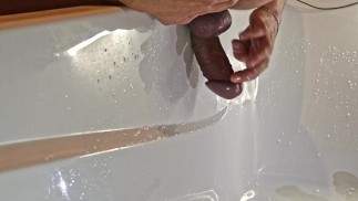 Man experiments in the bath, squirts during prostate massage, pees right on camera and cums