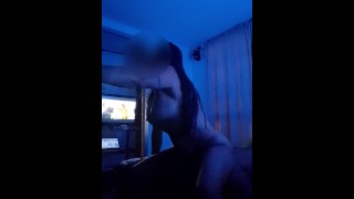جارتي المتزوجة تزورني مستغلة حقيقة أن زوجها ذهب للعب كرة القدم.